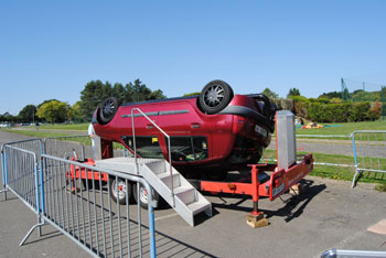 Voiture tonneau : la clio immobilisée sur le toit